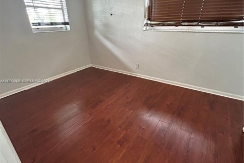 House in Hollywood, Florida 4 bedrooms, 119.75 sq.m. № 2030722 - photo 9