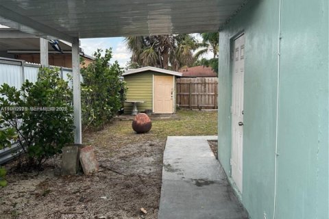 House in Hollywood, Florida 4 bedrooms, 119.75 sq.m. № 2030722 - photo 23