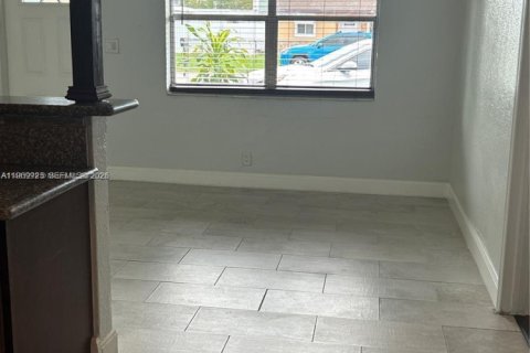 House in Hollywood, Florida 4 bedrooms, 119.75 sq.m. № 2030722 - photo 7