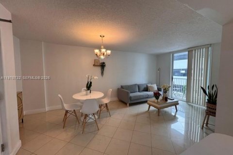 Condo in Miami, Florida, 3 bedrooms  № 2040575