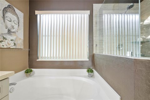 Villa ou maison à vendre à Pembroke Pines, Floride: 3 chambres, 201.41 m2 № 2022799 - photo 23
