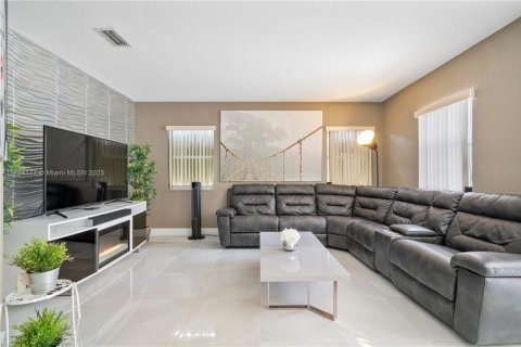 Villa ou maison à vendre à Pembroke Pines, Floride: 3 chambres, 201.41 m2 № 2022799 - photo 12