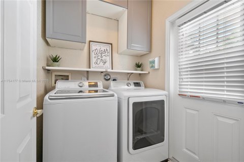 Villa ou maison à vendre à Pembroke Pines, Floride: 3 chambres, 201.41 m2 № 2022799 - photo 28