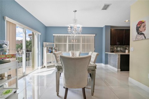 Villa ou maison à vendre à Pembroke Pines, Floride: 3 chambres, 201.41 m2 № 2022799 - photo 4