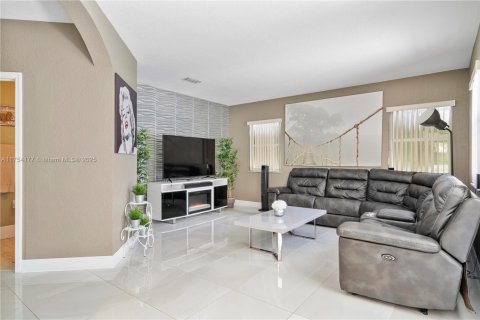 Villa ou maison à vendre à Pembroke Pines, Floride: 3 chambres, 201.41 m2 № 2022799 - photo 10