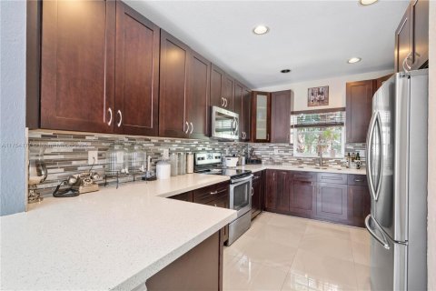 Villa ou maison à vendre à Pembroke Pines, Floride: 3 chambres, 201.41 m2 № 2022799 - photo 7