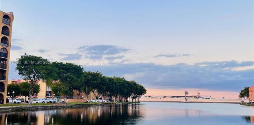 Кондоминиум с 1 спальней в Майами, Флорида № 2038472