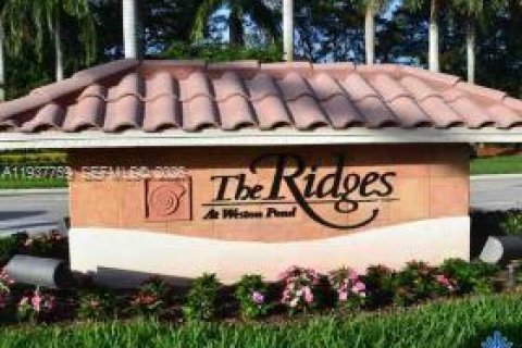 House in Weston, Florida 3 bedrooms, 126.63 sq.m. № 1995439