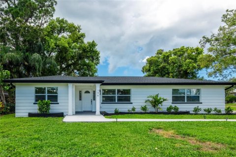 House in Dunedin, Florida 3 bedrooms, 119.94 sq.m. № 2359448