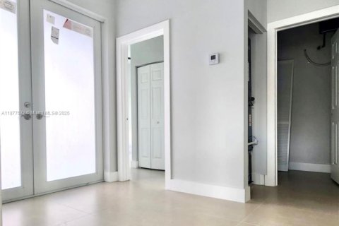 House in Fort Lauderdale, Florida 4 bedrooms, 147.06 sq.m. № 1923108 - photo 4