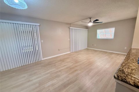Condo in Deltona, Florida, 2 bedrooms № 2237259 - photo 5