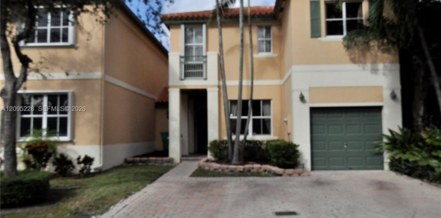 Touwnhouse à Miami Lakes, Floride 3 chambres, 187.2 m2 № 2384721