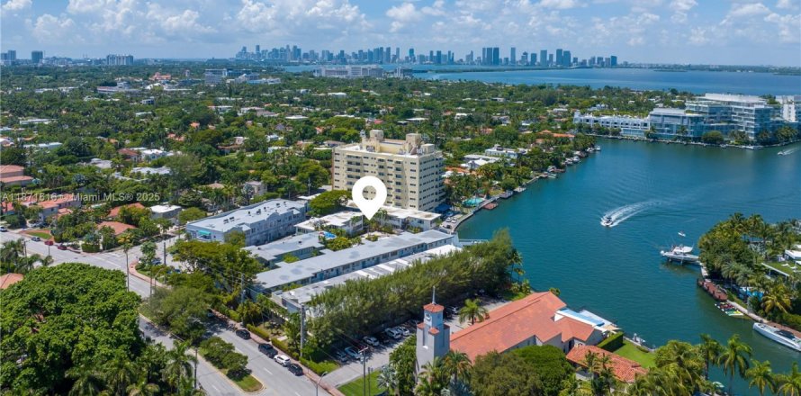 Condominio en Miami Beach, Florida, 1 dormitorio  № 1927960