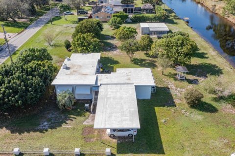 House in Lake Worth, Florida 2 bedrooms, 131.18 sq.m. № 855482 - photo 1