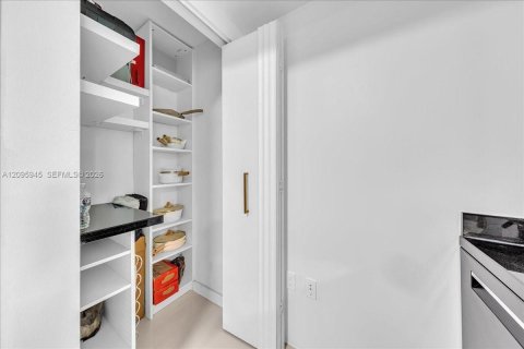 Copropriété à louer à Miami, Floride: 2 chambres, 103.12 m2 № 2388047 - photo 9