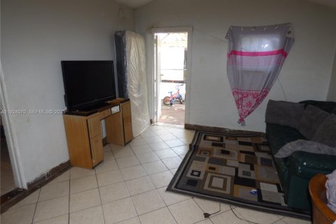 Commercial property in Miami, Florida 143.91 sq.m. № 1982935 - photo 13