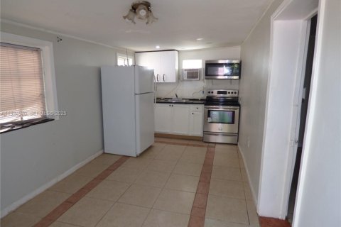 Commercial property in Miami, Florida 143.91 sq.m. № 1982935 - photo 2