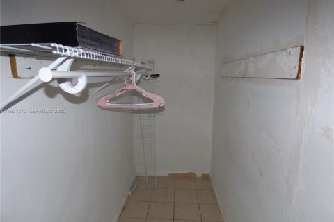 Commercial property in Miami, Florida 143.91 sq.m. № 1982935 - photo 4