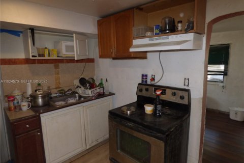 Commercial property in Miami, Florida 143.91 sq.m. № 1982935 - photo 11