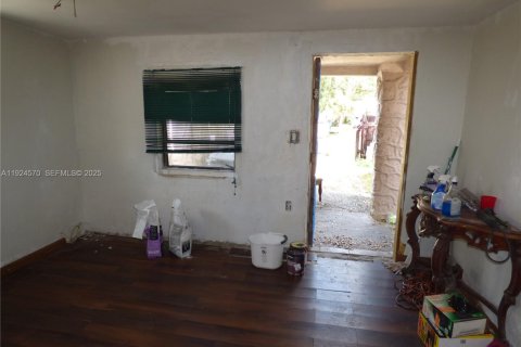 Commercial property in Miami, Florida 143.91 sq.m. № 1982935 - photo 12