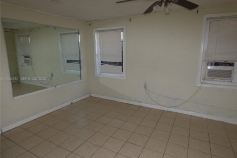 Commercial property in Miami, Florida 143.91 sq.m. № 1982935 - photo 3