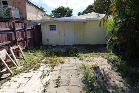 Commercial property in Miami, Florida 143.91 sq.m. № 1982935 - photo 7