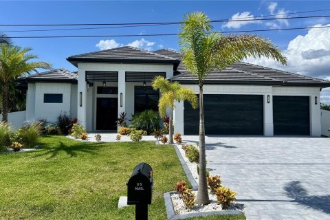 Casa en Cape Coral, Florida 3 dormitorios, 225.1 m2 № 2362257