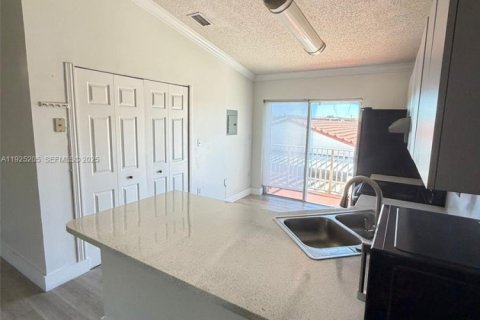 Condominio en venta en Hialeah, Florida, 2 dormitorios, 91.97 m2 № 1986081 - foto 10