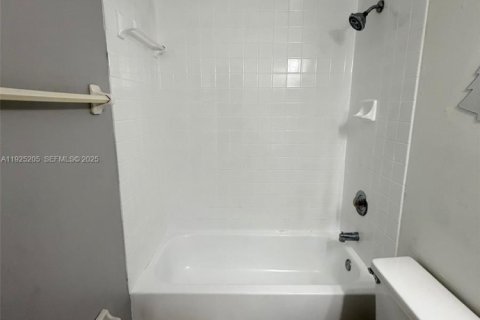 Condominio en venta en Hialeah, Florida, 2 dormitorios, 91.97 m2 № 1986081 - foto 20
