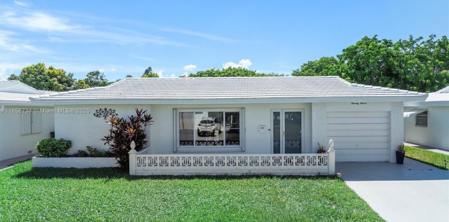 House in Tamarac, Florida 2 bedrooms, 156.26 sq.m. № 1888998