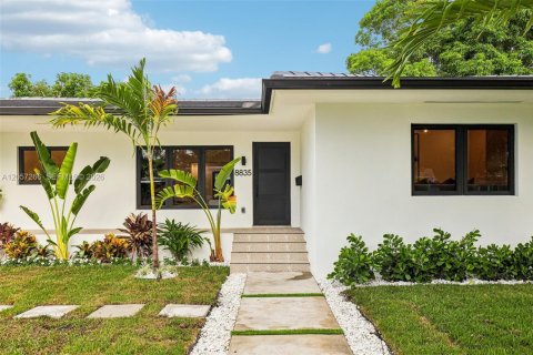 House in Miami, Florida 4 bedrooms, 231.23 sq.m. № 2320002 - photo 4