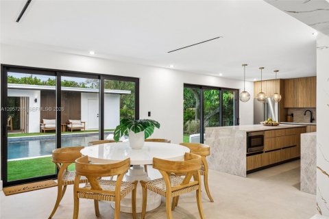 House in Miami, Florida 4 bedrooms, 231.23 sq.m. № 2320002 - photo 9