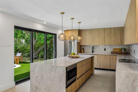 House in Miami, Florida 4 bedrooms, 231.23 sq.m. № 2320002 - photo 6