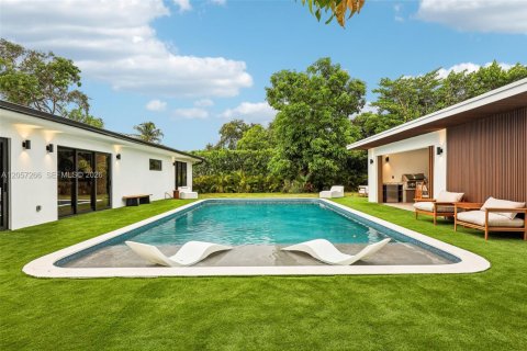 House in Miami, Florida 4 bedrooms, 231.23 sq.m. № 2320002 - photo 2