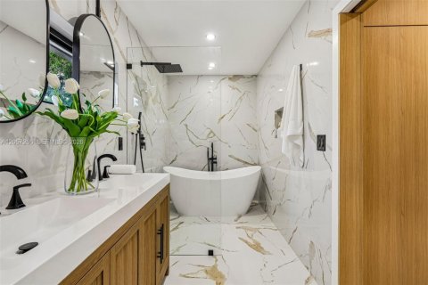 House in Miami, Florida 4 bedrooms, 231.23 sq.m. № 2320002 - photo 23