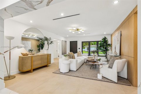 House in Miami, Florida 4 bedrooms, 231.23 sq.m. № 2320002 - photo 11