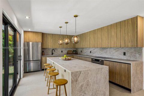 House in Miami, Florida 4 bedrooms, 231.23 sq.m. № 2320002 - photo 7