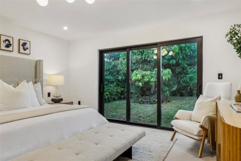 House in Miami, Florida 4 bedrooms, 231.23 sq.m. № 2320002 - photo 17