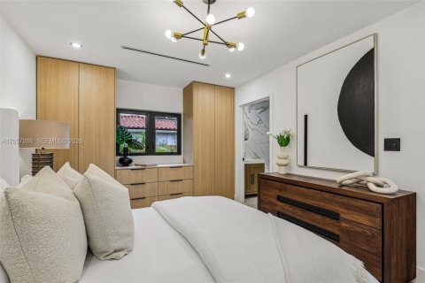 House in Miami, Florida 4 bedrooms, 231.23 sq.m. № 2320002 - photo 30