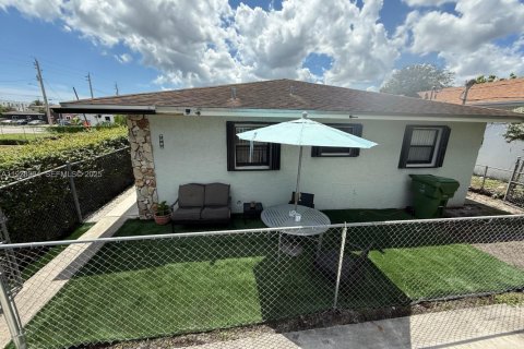 Дом в Халландейл-Бич, Флорида 2 спальни, 92.9м2 № 1986916