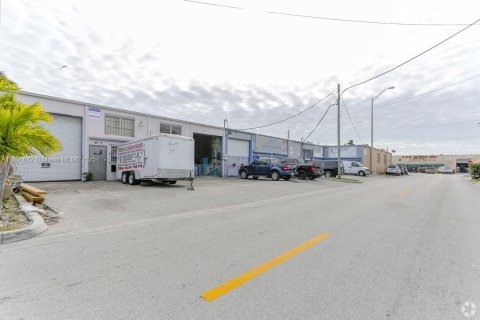 Commercial property in Hialeah, Florida № 1739263 - photo 3