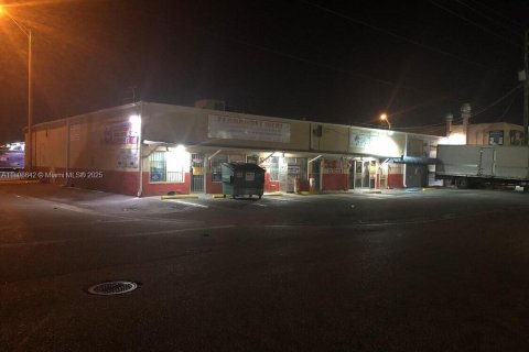 Commercial property in Hialeah, Florida № 1739263 - photo 11