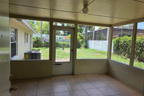 House in Maitland, Florida 4 bedrooms, 180.14 sq.m. № 2211156 - photo 11