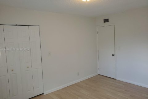 Condo in Plantation, Florida, 2 bedrooms  № 2004313 - photo 9