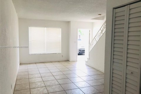 Condo in Plantation, Florida, 2 bedrooms  № 2004313 - photo 3