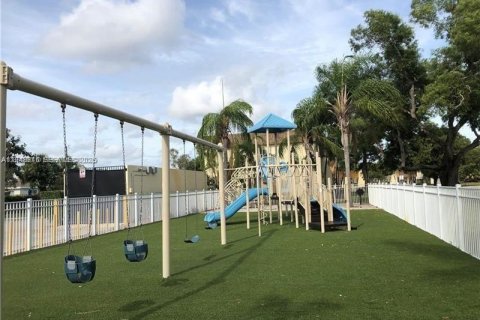 Condo in Plantation, Florida, 2 bedrooms  № 2004313 - photo 17