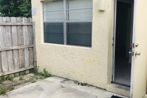 Condo in Plantation, Florida, 2 bedrooms  № 2004313 - photo 15