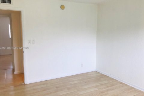 Condo in Plantation, Florida, 2 bedrooms  № 2004313 - photo 8