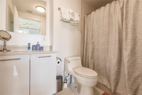 Condominio en alquiler en Miami, Florida, 2 dormitorios, 117.89 m2 № 1938100 - foto 18