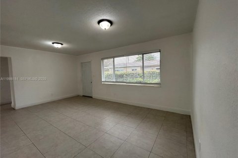 Casa en alquiler en Miami, Florida, 3 dormitorios, 107.77 m2 № 2060881 - foto 2